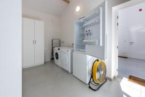 ein weißer Waschraum mit Waschmaschine und Trockner in der Unterkunft Landlord bij Leuven in Holsbeek