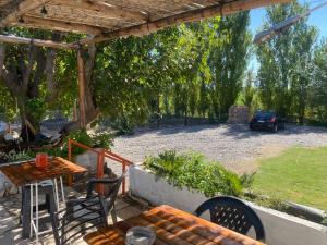 a patio with a table and chairs in a yard at Complejo el cordobes in Albardón