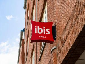 a red sign on the side of a building at Ibis Namur Centre in Namur