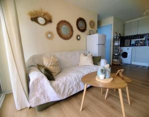 a living room with a couch and a table at La Terrasse des Voiliers in Frontignan