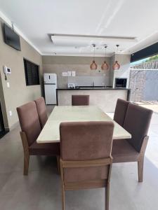 a kitchen and dining room with a table and chairs at Alefhouse in Bauru