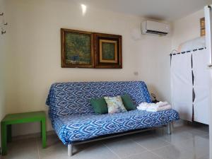 a blue couch sitting in a living room at MAREVIGLIOSO Fronte Mare Sea Front in Magomadas +45 photos