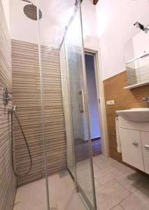 eine Dusche mit Glastür im Badezimmer in der Unterkunft Nerucci 3 in Castel del Piano + 7 Fotos