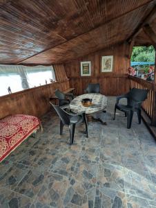 a room with a table and chairs and a bed at Vila lui Simion in Rimetea