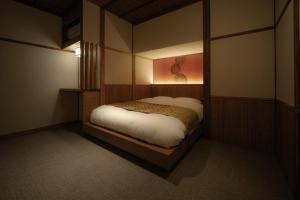 a small bedroom with a bed in a room at 福渡邸 in Narita