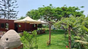 a house with a tent in a yard at Cabaña de campo privada con piscina in Casa Blanca Hacienda