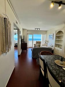 ein Wohnzimmer mit Esstisch und Meerblick in der Unterkunft Boulevard 10 - Dúplex frente al mar con balcón y vista panorámica in Puerto Madryn