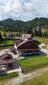 an aerial view of a large building with a picnic area at Cabana Dany Colibița in Colibiţa
