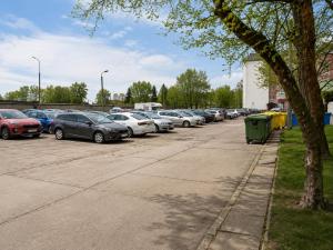 a row of cars parked in a parking lot at Apartamenty Green Garden z ogrodem i przyjazne dla zwierząt, Racibórz in Racibórz