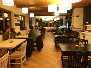 Reštaurácia alebo iné gastronomické zariadenie v ubytovaní Riverside