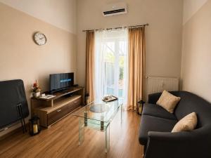 a living room with a couch and a glass table at Apartamenty Green Garden z ogrodem i przyjazne dla zwierząt, Racibórz in Racibórz