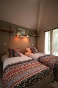 2 Betten nebeneinander in einem Zimmer in der Unterkunft La Villa Verte in Bordeaux