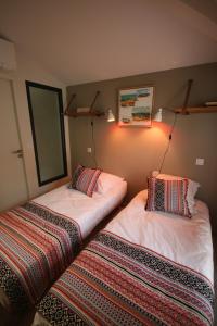 2 Betten nebeneinander in einem Zimmer in der Unterkunft La Villa Verte in Bordeaux