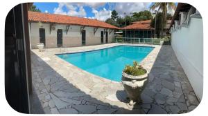 a swimming pool in front of a building at suítes Arco-íris in Uberlândia