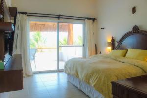 a bedroom with a bed and a sliding glass door at Villa Siros de 4 habitaciones in Chicxulub +58 photos