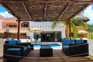 a wooden deck with chairs and a swimming pool at Villa Siros de 4 habitaciones in Chicxulub