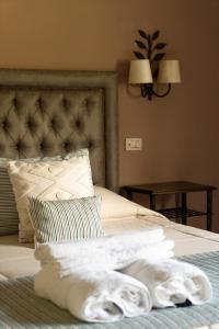 a pile of towels sitting on top of a bed at Rincon del Cerro I in San Lorenzo