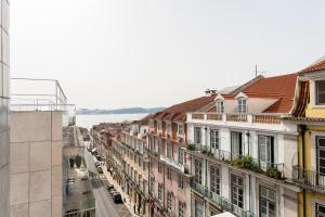 vistas a una calle de la ciudad con edificios en Lisbon Glamorous House en Lisboa