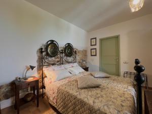a bedroom with a bed with a wrought iron headboard at Casa del boscaiolo in Trevi