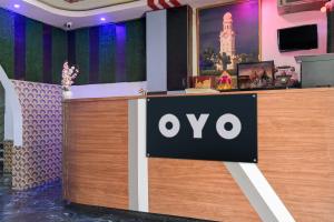 an ovo sign on a desk in a room at SPOT ON The Green Palace in Lālbāgh