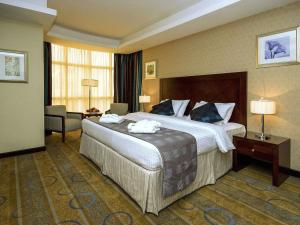 a hotel room with a large bed in a room at Vercure Hotel فندق فيركيور جده الحمراء in Jeddah