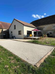 a driveway in front of a white building at La Maison Belle in Germigny