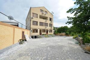ein Gebäude mit einer Steinterrasse davor in der Unterkunft ОРЕЛ in Yerevan