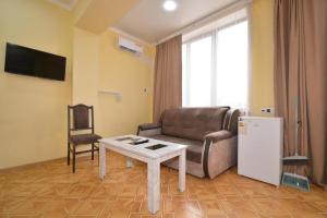 ein Wohnzimmer mit Sofa und Tisch in der Unterkunft ОРЕЛ in Yerevan