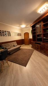 a large living room with a couch and a table at Flat em Hotel com Estacionamento Grátis e Piscina in Santos