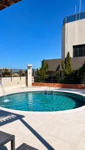 a swimming pool with water faucets on a building at Flat em Hotel com Estacionamento Grátis e Piscina in Santos