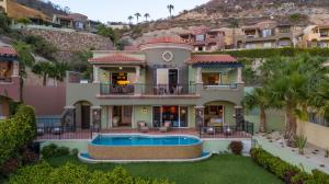 ein Haus mit Swimmingpool vor einem Berg in der Unterkunft Pueblo Bonito Montecristo Luxury Villas - All Inclusive in Cabo San Lucas