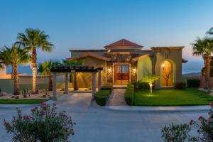 ein Haus mit Palmen und einer Auffahrt in der Unterkunft Pueblo Bonito Montecristo Luxury Villas - All Inclusive in Cabo San Lucas