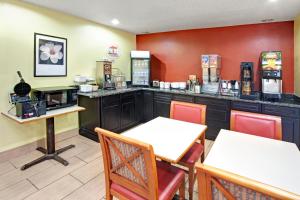 เครื่องดื่มที่ Super 8 by Wyndham Romeoville Bolingbrook