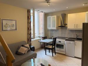 a kitchen with a couch and a table in a room at Résidence Callas in Callas