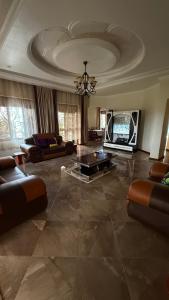 a large living room with couches and a tv at Lorycon 