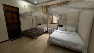 a bedroom with two beds and a canopy bed at Lorycon 