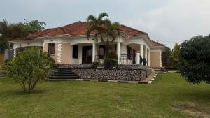 a house with a fence in front of a yard at Lorycon 