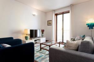 uma sala de estar com dois sofás e uma televisão em Charming 2-Bedroom Apartment in the City Centre em Lisboa