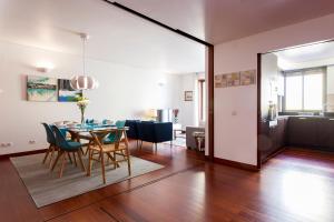 uma sala de jantar e sala de estar com mesa e cadeiras em Charming 2-Bedroom Apartment in the City Centre em Lisboa