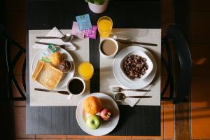 a table with two plates of food and cups of coffee at Hospedaria Canto do Rossio in Vidigueira