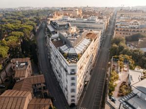 eine Luftaufnahme einer Stadt mit Gebäuden in der Unterkunft Sofitel Roma Villa Borghese in Rom