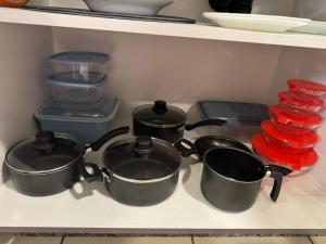 a group of pots and pans on a stove in a kitchen at Studio UNI 15 - Unipar, Lago e Shopping in Toledo