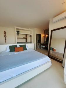 a large white bed in a room with a mirror at Kiterise Tatajuba in Tatajuba