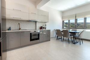 a kitchen and dining room with a table and chairs at Zen Garden Villa in Theológos