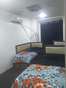 a room with two beds in a room at موتيل كاكه باران in Erbil