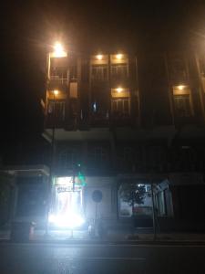 a traffic light in front of a building at night at موتيل كاكه باران in Erbil