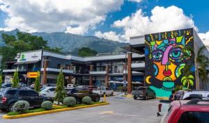 a parking lot with cars parked in front of a building at Exclusive Casa Oro 3VX in San Pedro Sula
