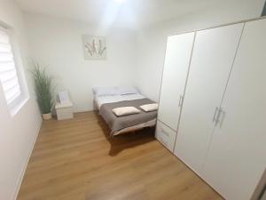 a small room with a bed and a cabinet at VracarHouse in Vračar (historical)