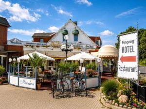 a hotel with bikes parked in front of a building at Hotel & Restaurant Möwchen in Norden