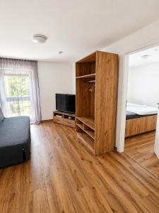 a bedroom with a bed and a wooden cabinet at CalmApart Firmenrechnung mit MwSt in Kleinkötz